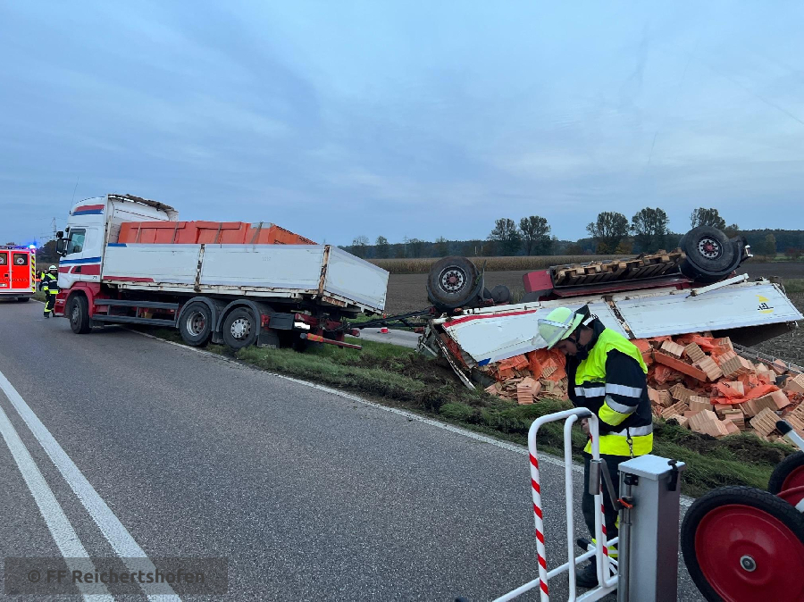 Unfall mit Straßenfahrzeugen, Verkehrshindernis Unfall mit Straßenfahrzeugen, Verkehrshindernis