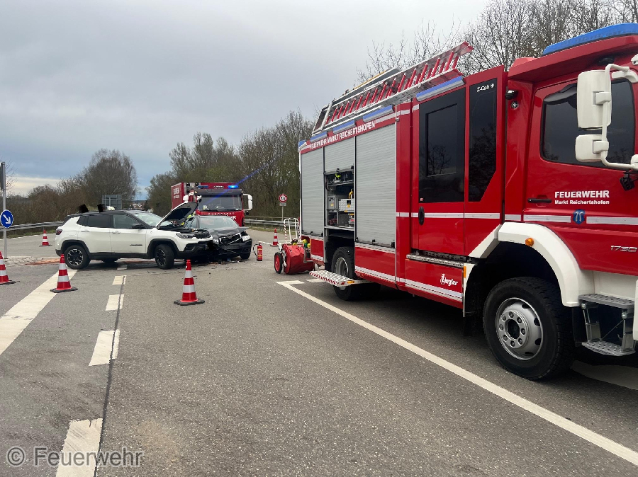 Unfall mit Straßenfahrzeugen, Verkehrshindernis Unfall mit Straßenfahrzeugen, Verkehrshindernis