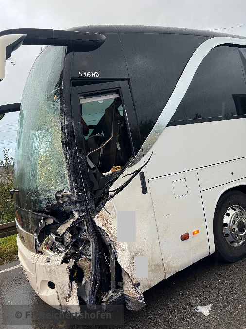 Unfall mit Straßenfahrzeugen, Verkehrshindernis Unfall mit Straßenfahrzeugen, Verkehrshindernis
