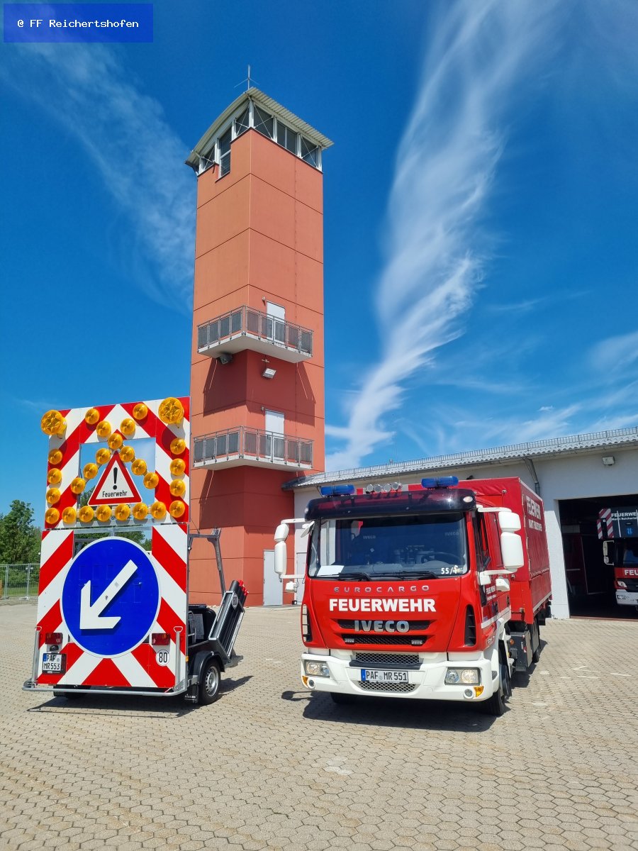 Unfall mit Straßenfahrzeugen, Verkehrshindernis Unfall mit Straßenfahrzeugen, Verkehrshindernis