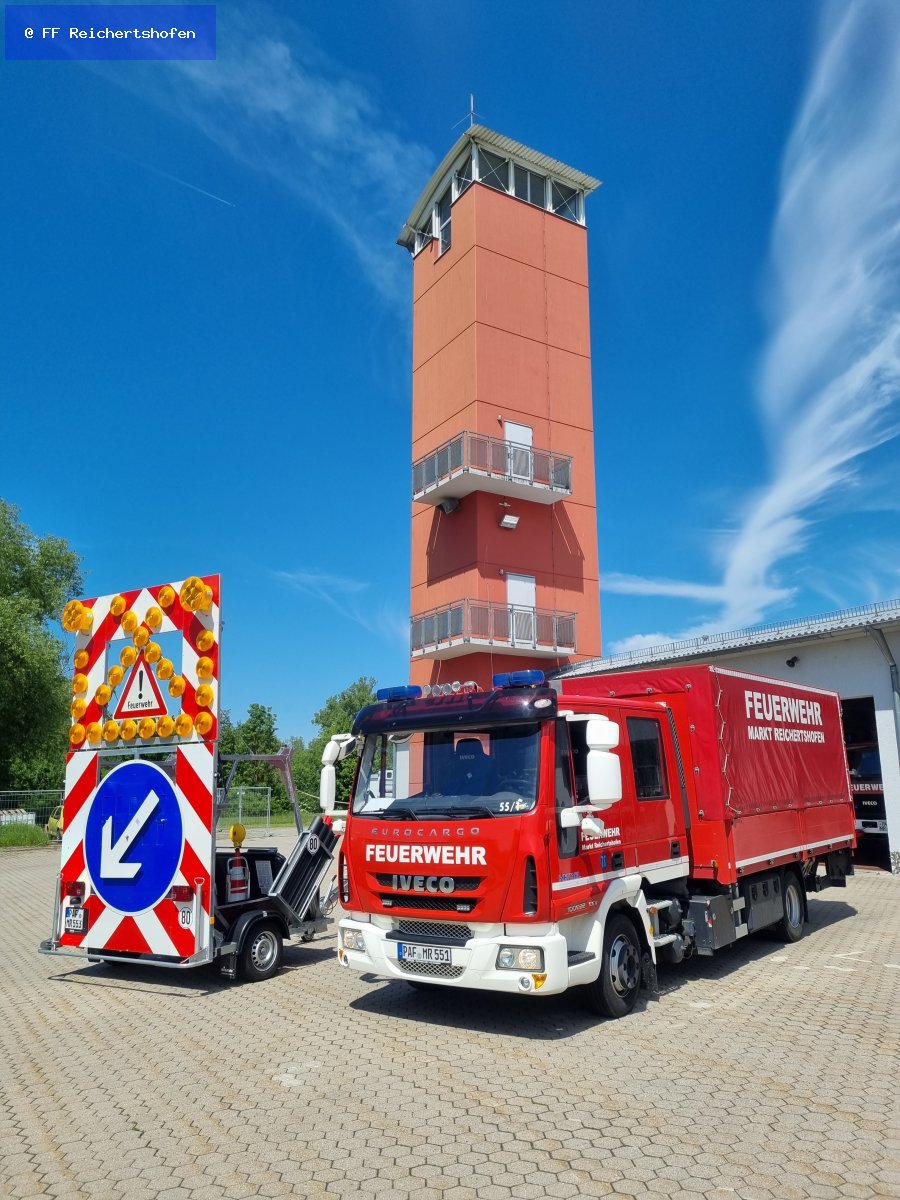 Unfall mit Straßenfahrzeugen, Verkehrshindernis Unfall mit Straßenfahrzeugen, Verkehrshindernis