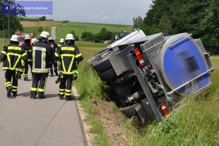 Unfall mit Straßenfahrzeugen, Verkehrshindernis Unfall mit Straßenfahrzeugen, Verkehrshindernis