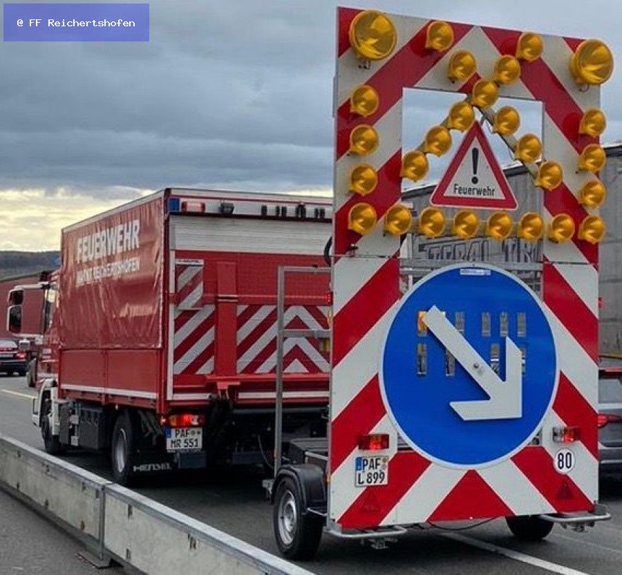 Unfall mit Straßenfahrzeugen, Verkehrshindernis Unfall mit Straßenfahrzeugen, Verkehrshindernis