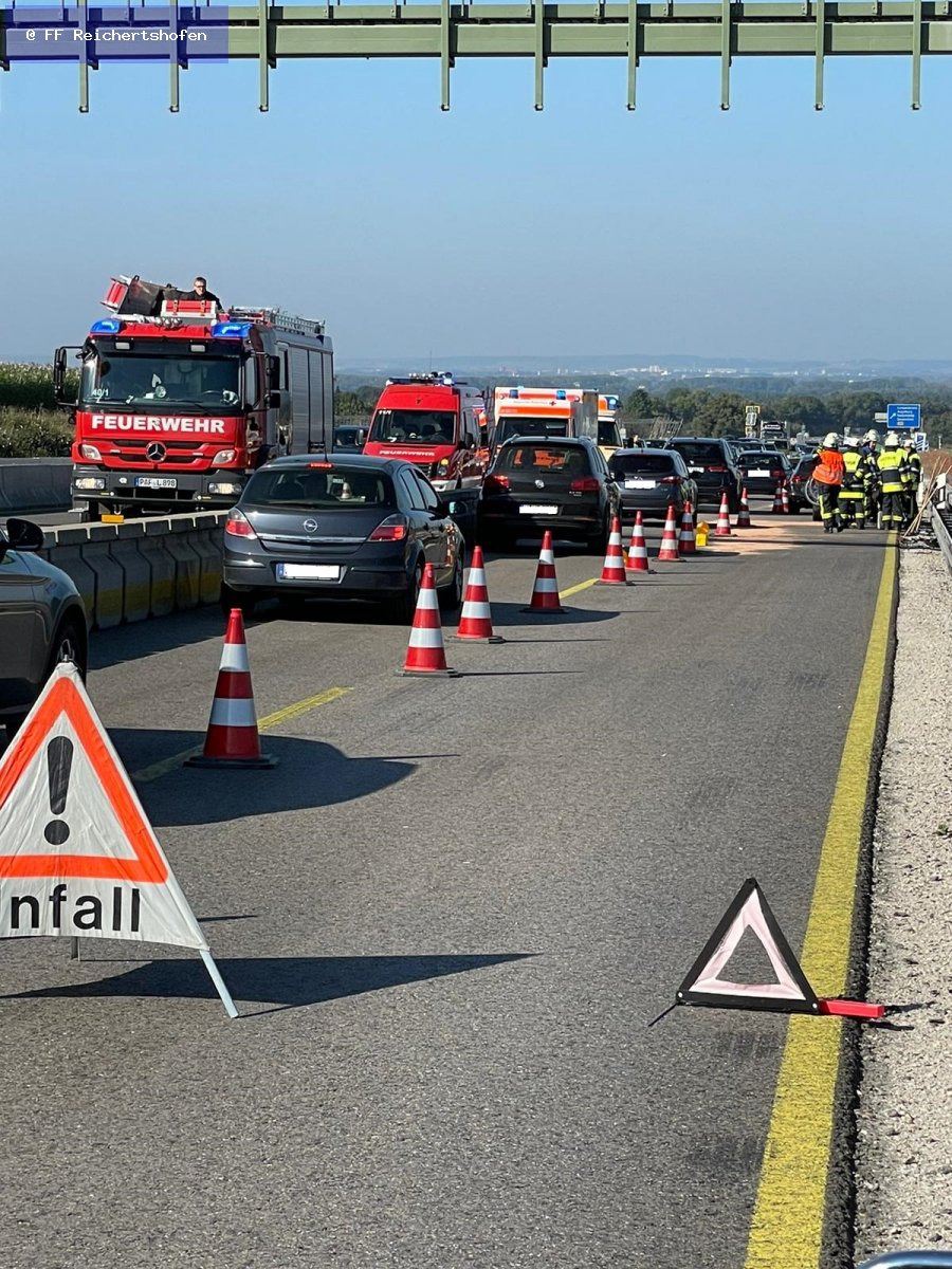 Unfall mit Straßenfahrzeugen, Verkehrshindernis Unfall mit Straßenfahrzeugen, Verkehrshindernis