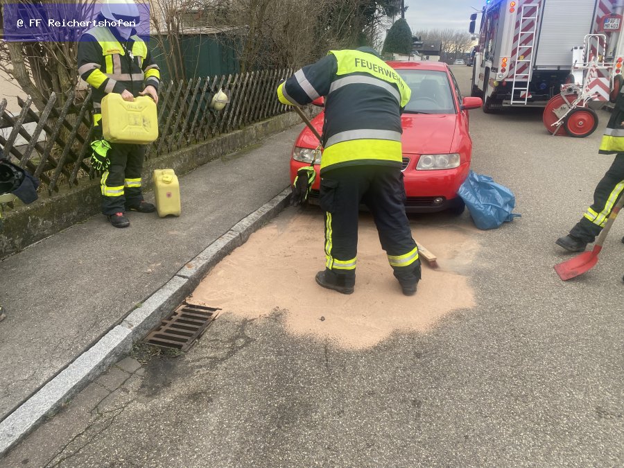 Ölspur, Öl auf Fahrbahn Ölspur, Öl auf Fahrbahn
