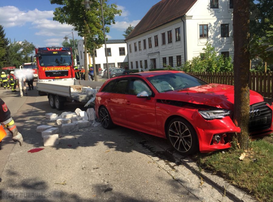 Unfall mit Straßenfahrzeugen, Verkehrshindernis Unfall mit Straßenfahrzeugen, Verkehrshindernis