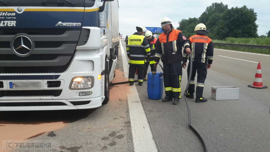 Auslaufender Treibstoff aus Fahrzeugtank Auslaufender Treibstoff aus Fahrzeugtank