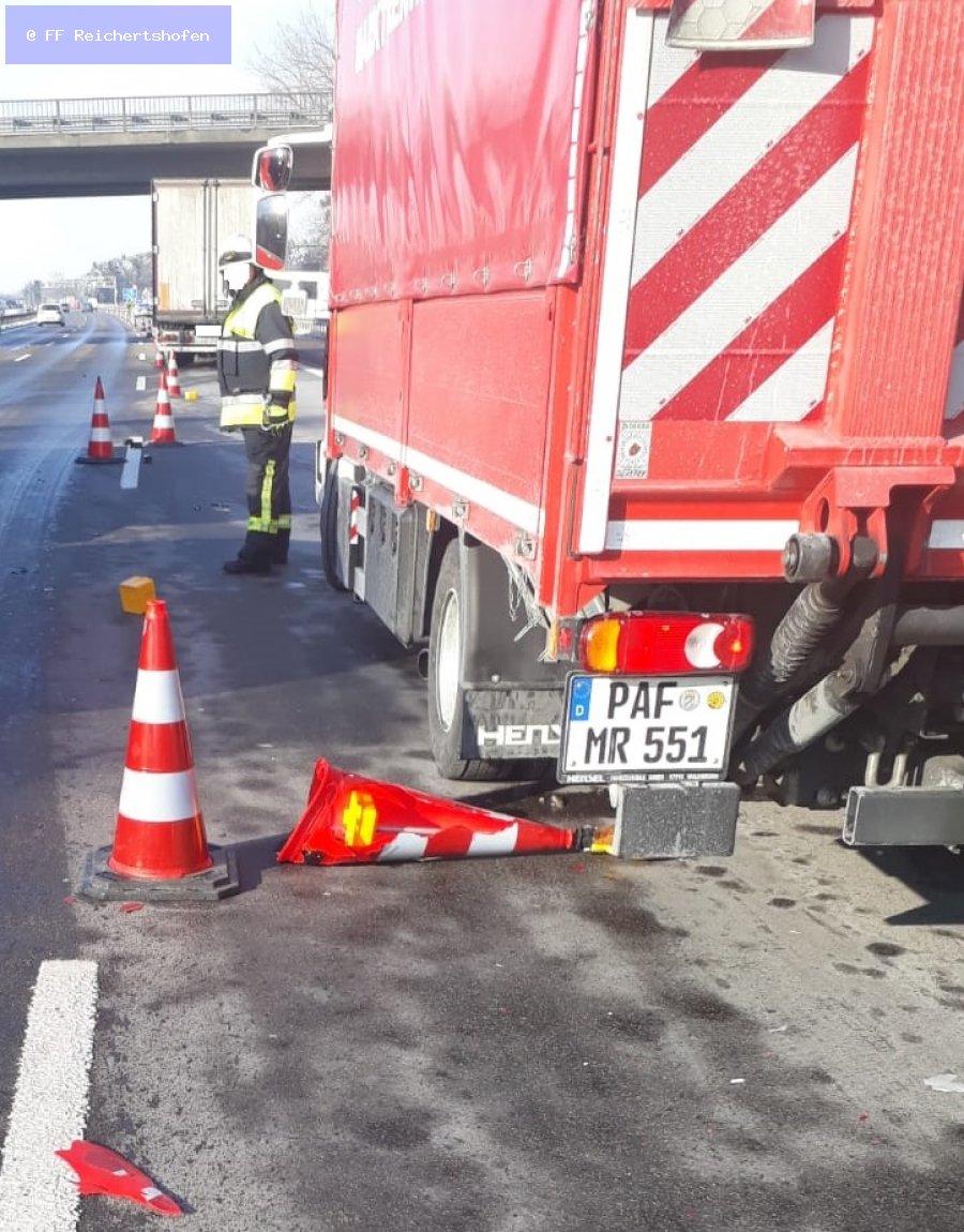 Unfall mit Straßenfahrzeugen, Verkehrshindernis Unfall mit Straßenfahrzeugen, Verkehrshindernis