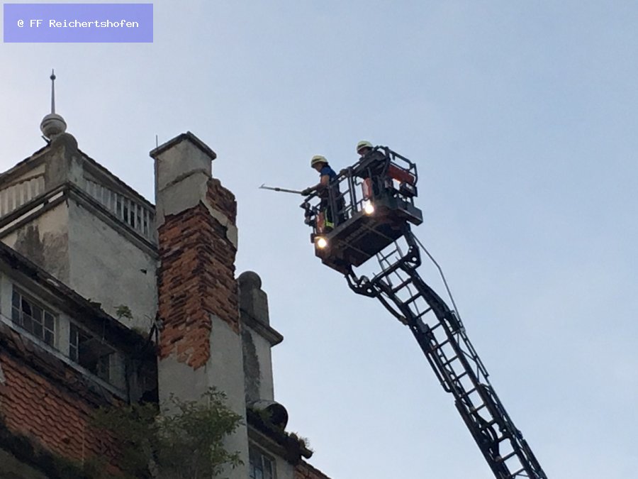 Absturzgefährdete Teile (lose Dachteile, usw.) Absturzgefährdete Teile (lose Dachteile, usw.)