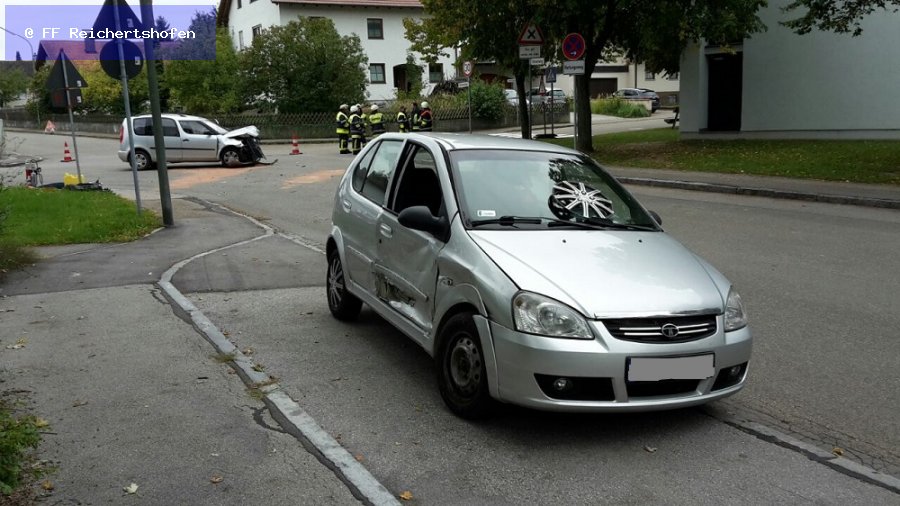 Unfall mit Straßenfahrzeugen, Verkehrshindernis Unfall mit Straßenfahrzeugen, Verkehrshindernis