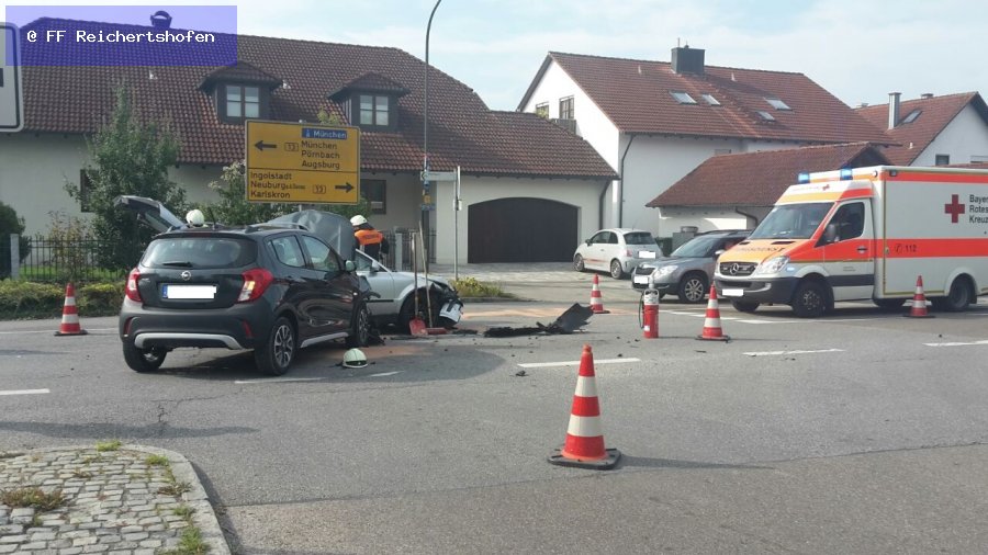 Unfall mit Straßenfahrzeugen, Verkehrshindernis Unfall mit Straßenfahrzeugen, Verkehrshindernis