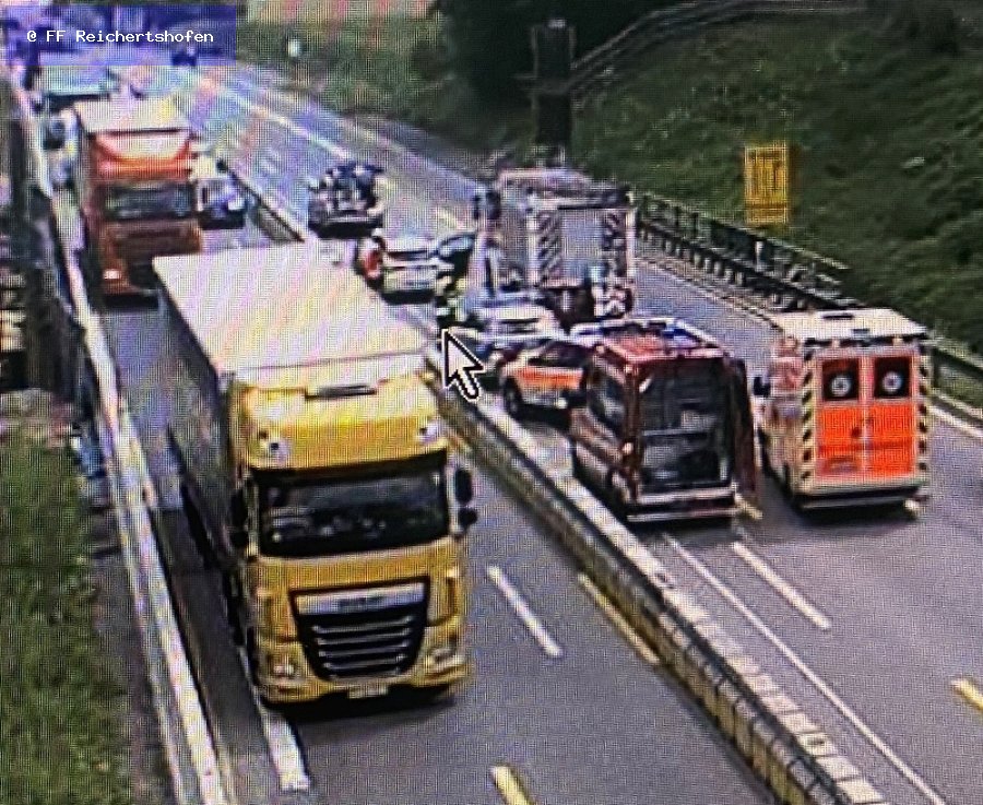 Unfall mit Straßenfahrzeugen, Verkehrshindernis Unfall mit Straßenfahrzeugen, Verkehrshindernis