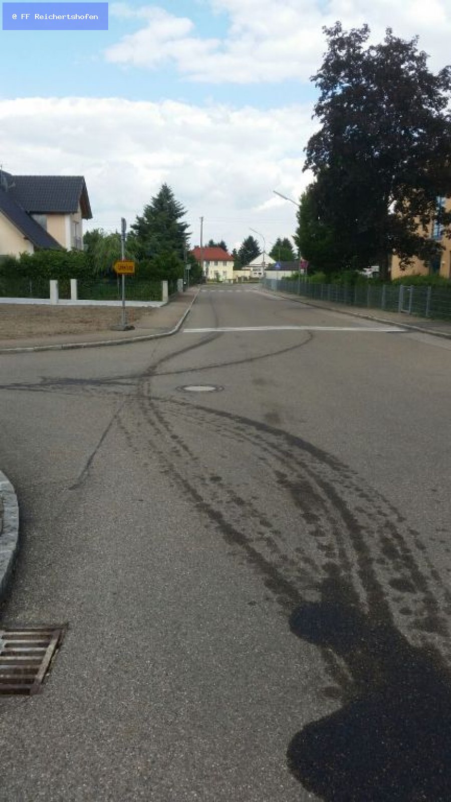 Ölspur, Öl auf Fahrbahn Ölspur, Öl auf Fahrbahn