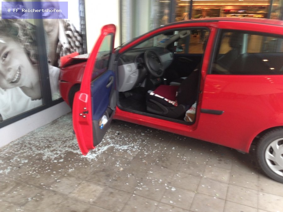 Unfall mit Straßenfahrzeugen, Verkehrshindernis Unfall mit Straßenfahrzeugen, Verkehrshindernis