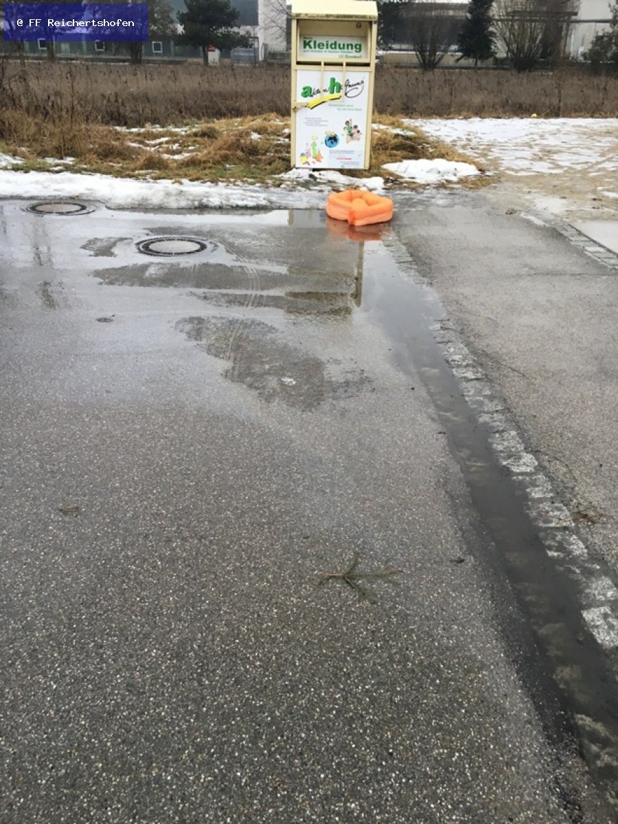 Ölspur, Öl auf Fahrbahn Ölspur, Öl auf Fahrbahn