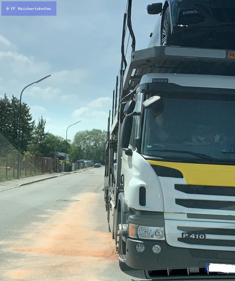 Ölspur, Öl auf Fahrbahn Ölspur, Öl auf Fahrbahn