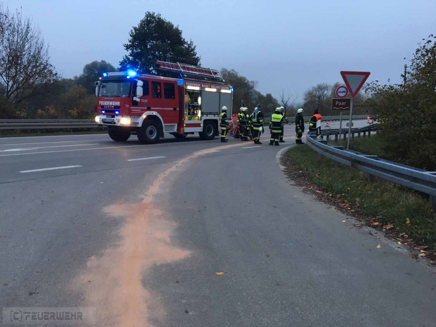 Ölspur, Öl auf Fahrbahn Ölspur, Öl auf Fahrbahn