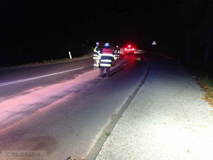 Ölspur, Öl auf Fahrbahn Ölspur, Öl auf Fahrbahn