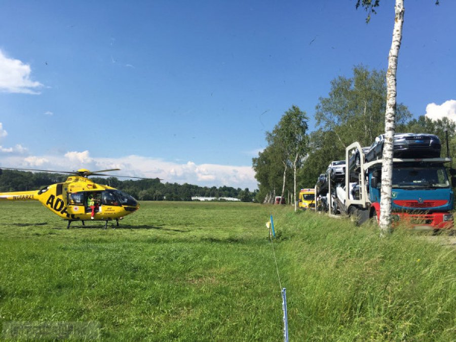 Unfall mit Straßenfahrzeugen, Verkehrshindernis Unfall mit Straßenfahrzeugen, Verkehrshindernis