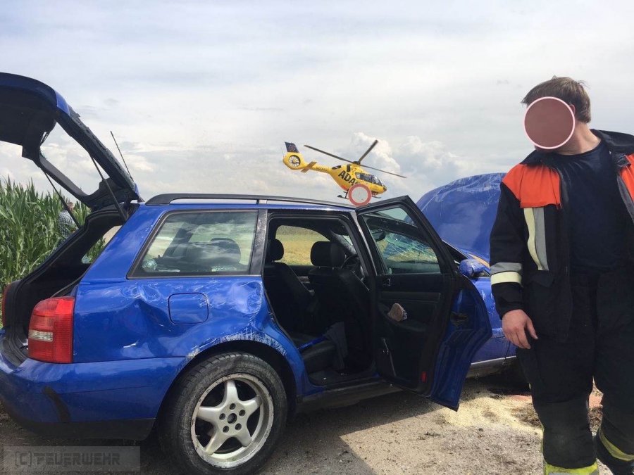 Unfall mit Straßenfahrzeugen, Verkehrshindernis Unfall mit Straßenfahrzeugen, Verkehrshindernis