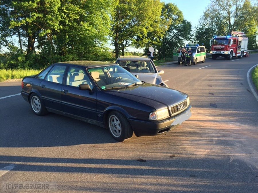 Unfall mit Straßenfahrzeugen, Verkehrshindernis Unfall mit Straßenfahrzeugen, Verkehrshindernis
