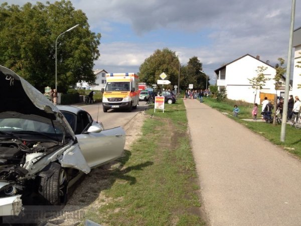 Unfall mit Straßenfahrzeugen, Verkehrshindernis Unfall mit Straßenfahrzeugen, Verkehrshindernis