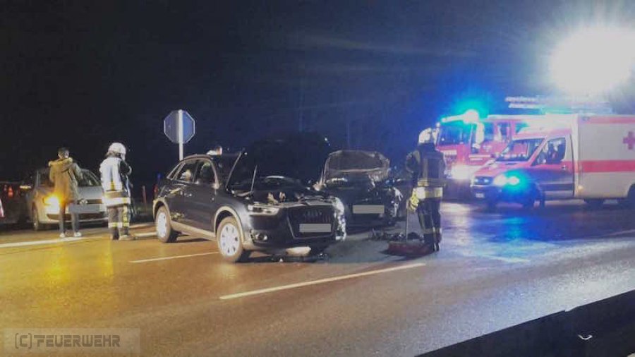 Unfall mit Straßenfahrzeugen, Verkehrshindernis Unfall mit Straßenfahrzeugen, Verkehrshindernis