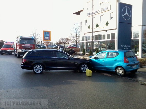 Unfall mit Straßenfahrzeugen, Verkehrshindernis Unfall mit Straßenfahrzeugen, Verkehrshindernis