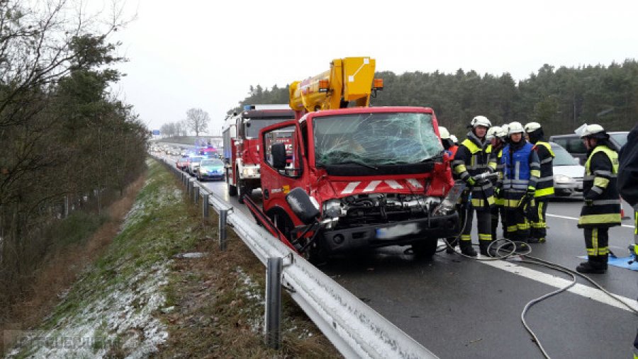 Unfall mit Straßenfahrzeugen, Verkehrshindernis Unfall mit Straßenfahrzeugen, Verkehrshindernis