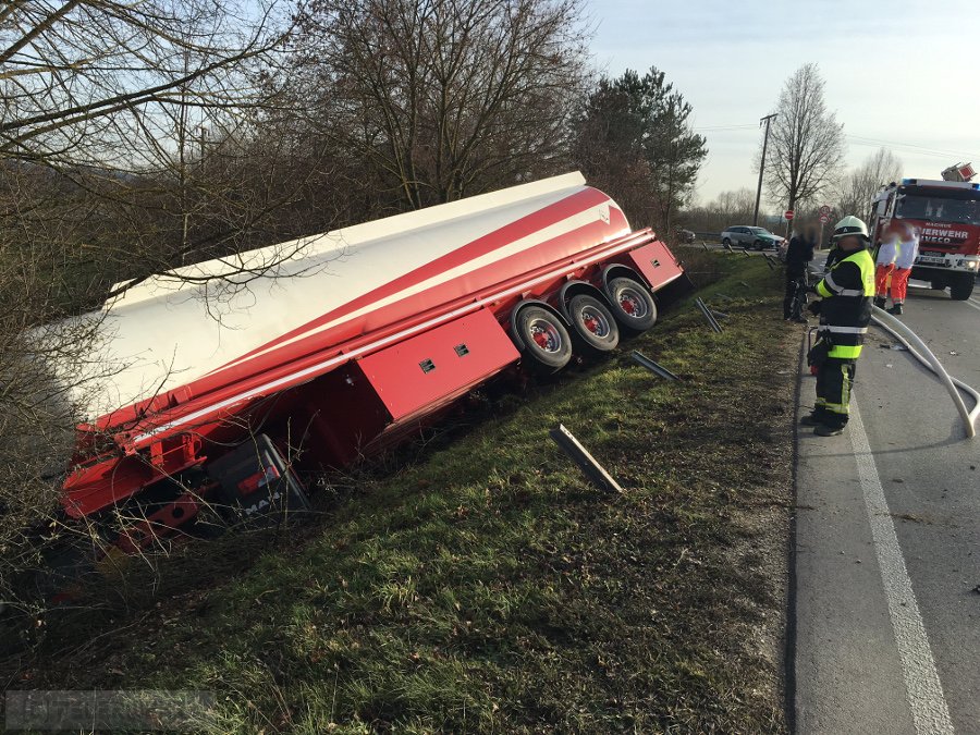Unfall mit Straßenfahrzeugen, Verkehrshindernis Unfall mit Straßenfahrzeugen, Verkehrshindernis
