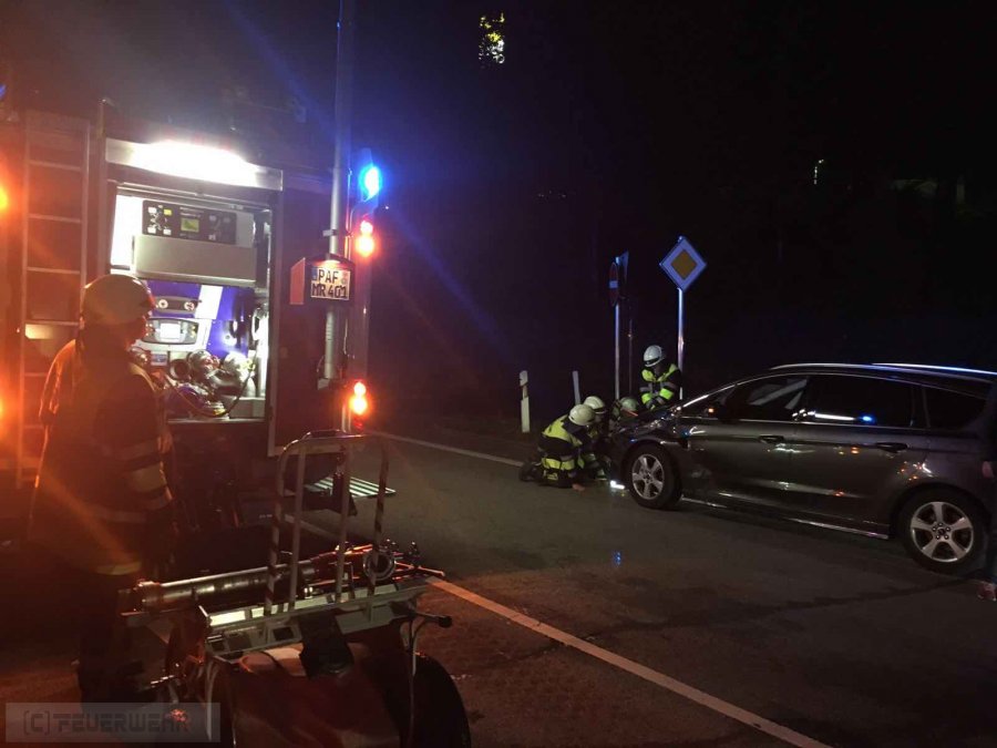 Unfall mit Straßenfahrzeugen, Verkehrshindernis Unfall mit Straßenfahrzeugen, Verkehrshindernis