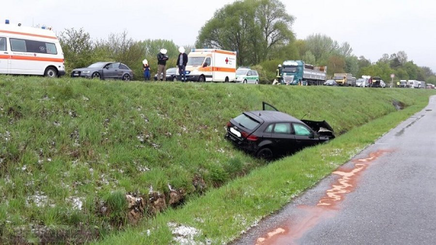 Unfall mit Straßenfahrzeugen, Verkehrshindernis Unfall mit Straßenfahrzeugen, Verkehrshindernis