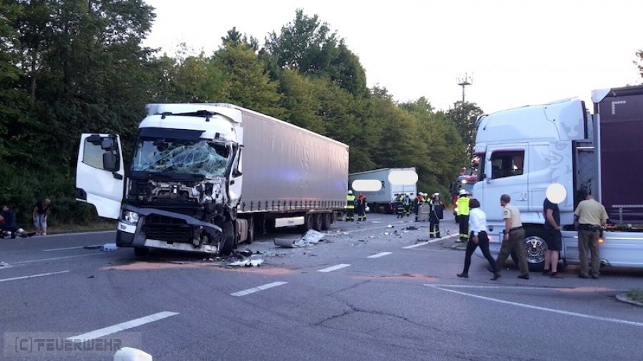 Unfall mit Straßenfahrzeugen, Verkehrshindernis Unfall mit Straßenfahrzeugen, Verkehrshindernis