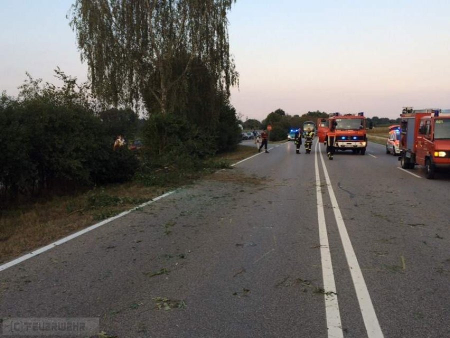 Unfall mit Straßenfahrzeugen, Verkehrshindernis Unfall mit Straßenfahrzeugen, Verkehrshindernis