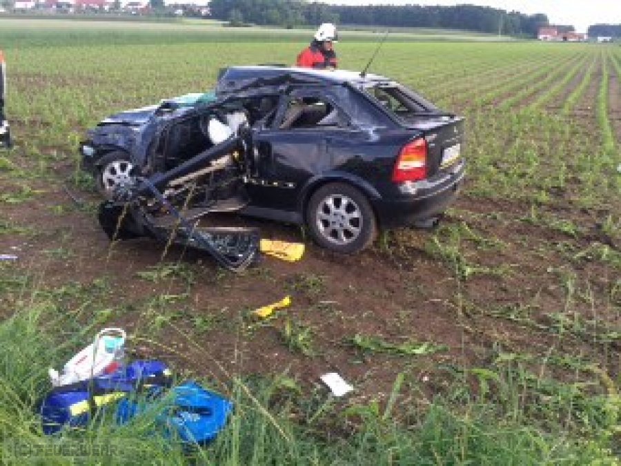 Unfall mit Straßenfahrzeugen, Verkehrshindernis Unfall mit Straßenfahrzeugen, Verkehrshindernis