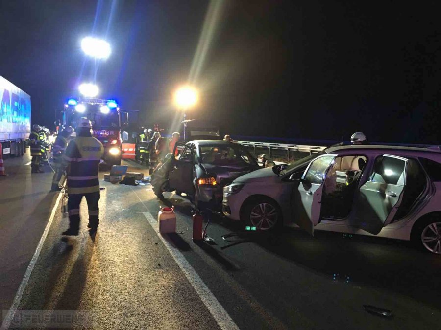 Unfall mit Straßenfahrzeugen, Verkehrshindernis Unfall mit Straßenfahrzeugen, Verkehrshindernis
