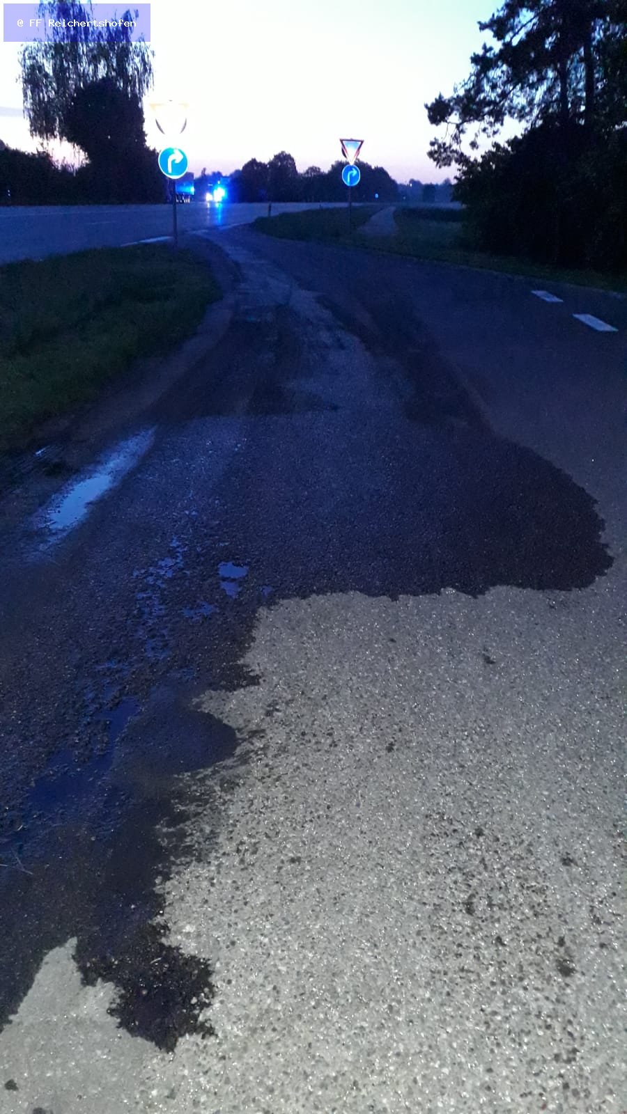 Ölspur, Öl auf Fahrbahn Ölspur, Öl auf Fahrbahn