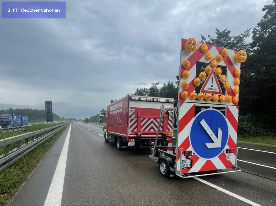 Unfall mit Straßenfahrzeugen, Verkehrshindernis Unfall mit Straßenfahrzeugen, Verkehrshindernis