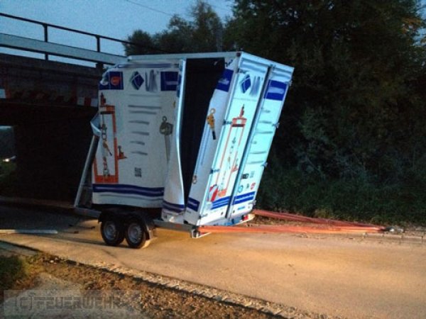 Unfall mit Straßenfahrzeugen, Verkehrshindernis Unfall mit Straßenfahrzeugen, Verkehrshindernis