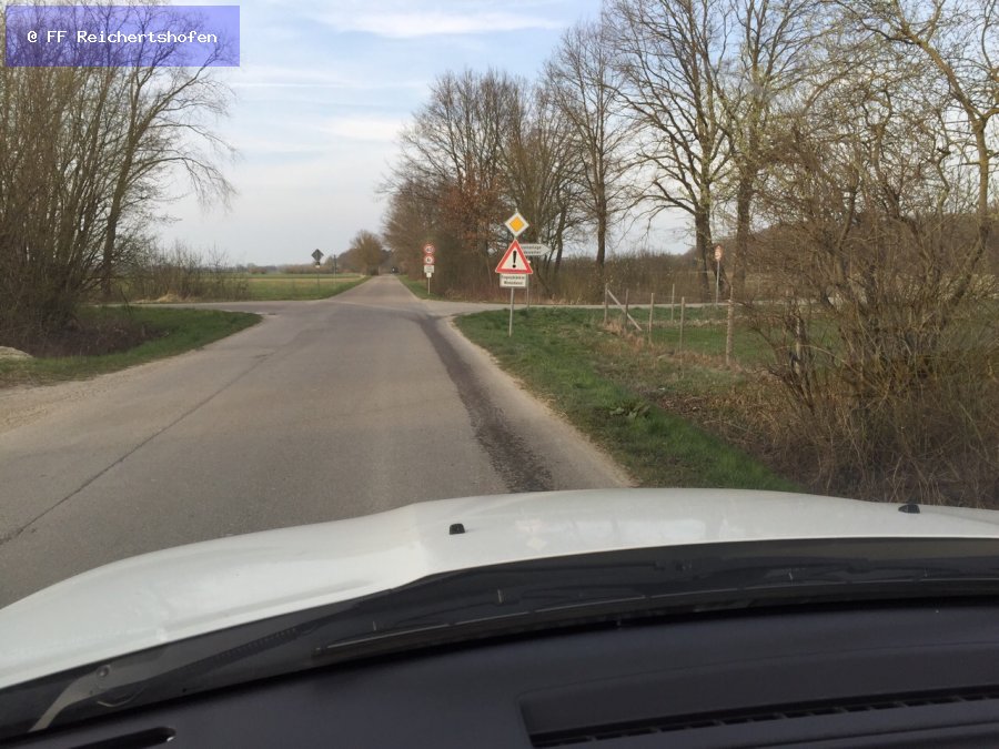 Ölspur, Öl auf Fahrbahn Ölspur, Öl auf Fahrbahn